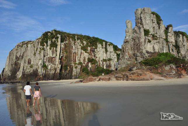 O João e a Bruna admiram a Praia da Guarita, em Torres, litoral norte do Rio Grande do Sul